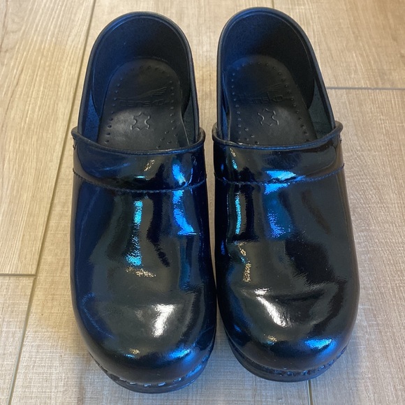 Black patent leather Dansko clog. Size 37 - Picture 2 of 8